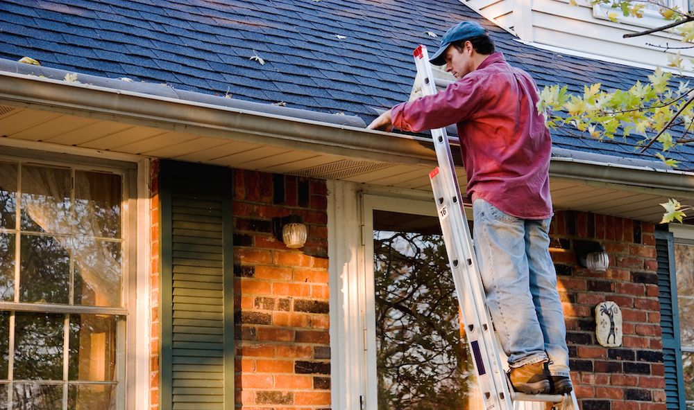 An Eaves cleaning pro at work